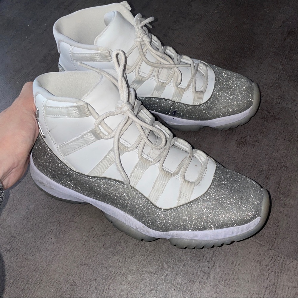 Jordan 11 Retro
White Metallic Silver (Women's)